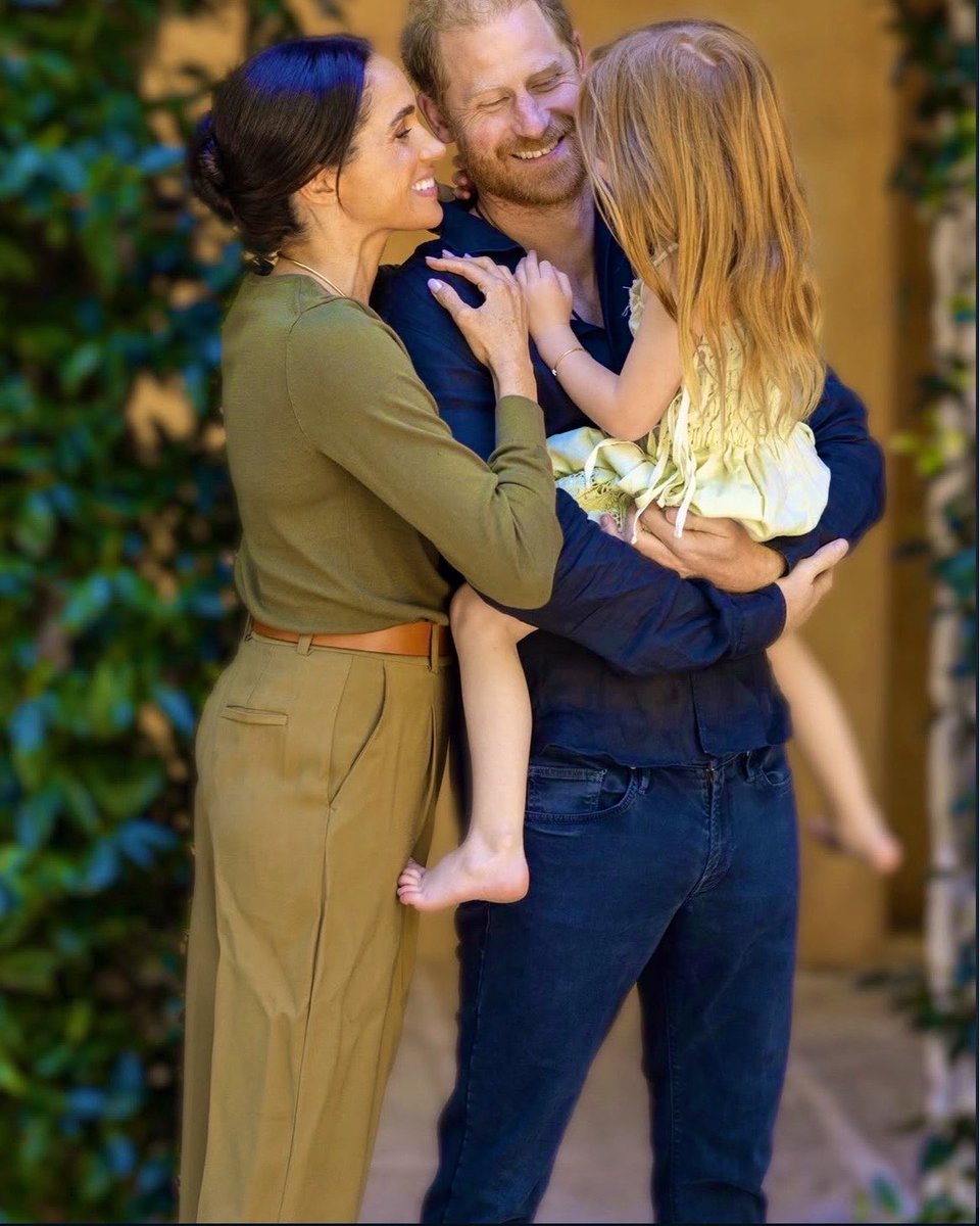 claireXanda's tweet photo. Prince Harry is really Hands on Dad. 
You can just see he truly loves being a Dad. No awkwardness like kids who are raised by their nanny and only see their father occasionally like some. https://t.co/MxkrDlJAOL