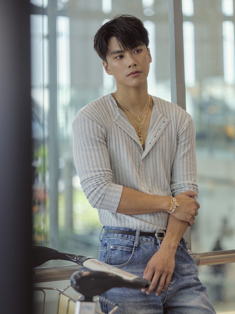 vminmoon's tweet photo. WHO ALLOWED HIM TO BE THIS HOT??????? EXCUSE ME???? https://t.co/Nb4HCEsuFF