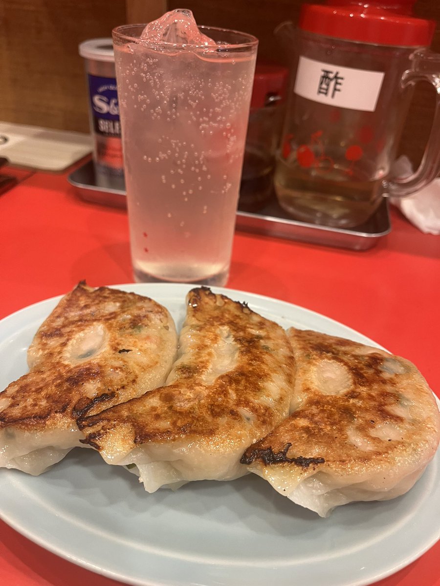ringosake_riko's tweet photo. さくっと船橋で1人飲み。餃子好きだから前から気になって来てみたかったんだけど、がっかり。大きいだけで美味しくない。

ハッピーアワーで飲みもの安い（サワー200円、生ビール280円）ののは良いけど、リピなし決定。

ま、何ごとも経験よね。帰ります。 https://t.co/P5KRrHrU30