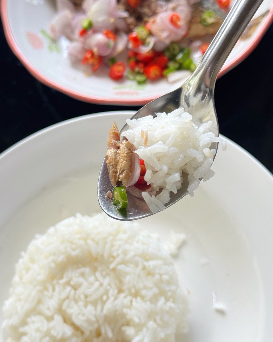 ViewSleeee's tweet photo. โอ้ย อร่อยมากกกก😍 เมนูเบิ้ลข้าวมาแล้วจ้า เทมากินได้เลย สะดวก แล้วรสชาติเค้าทำถึง เค็มกำลังดี หั่นพริก หั่นหอม บีบมะนาวคือฟินนนนน~