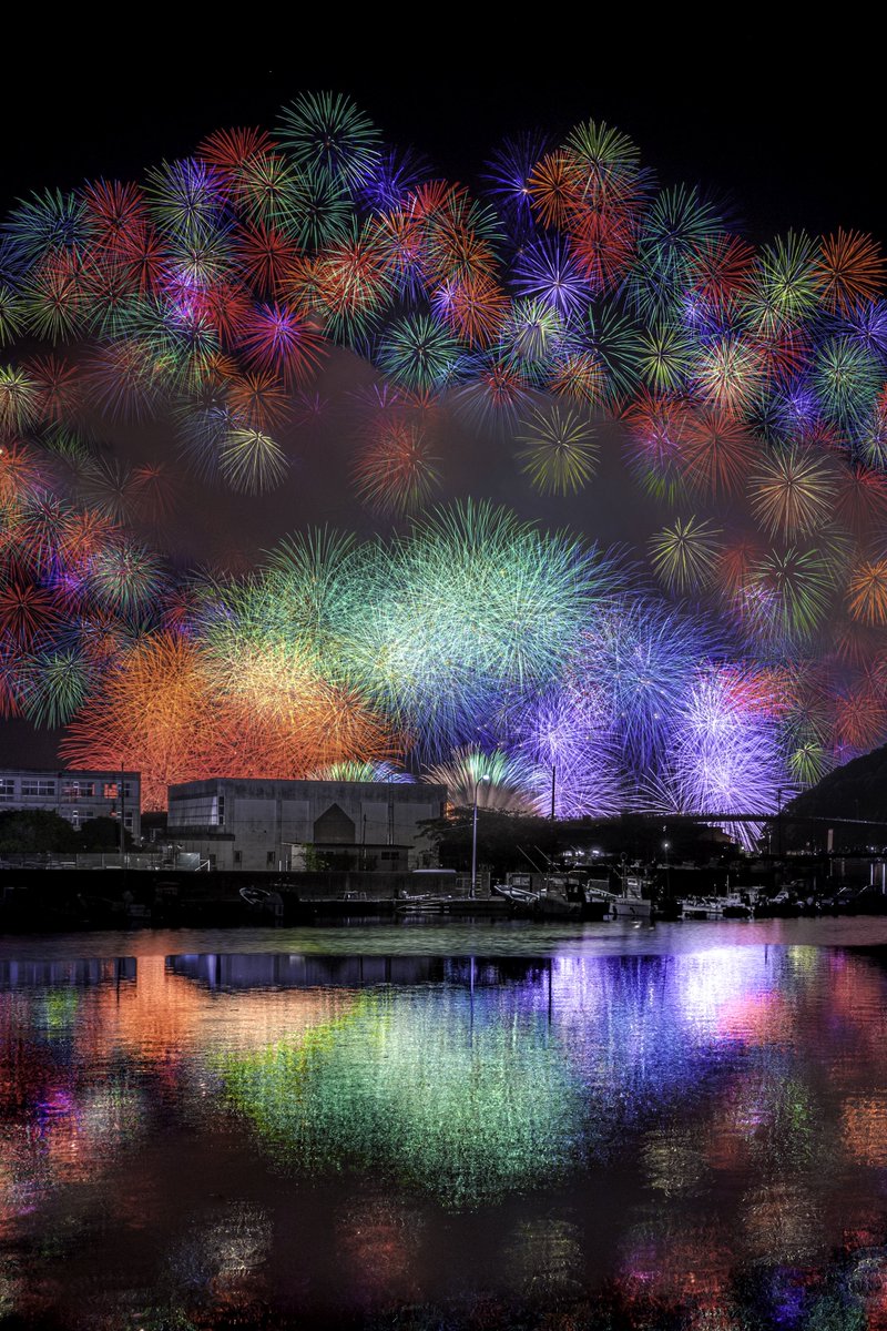 maybeeeeem's tweet photo. 全人類一度は見てほしい、夜空を彩る彩色千輪 https://t.co/aKnIYJHJC3