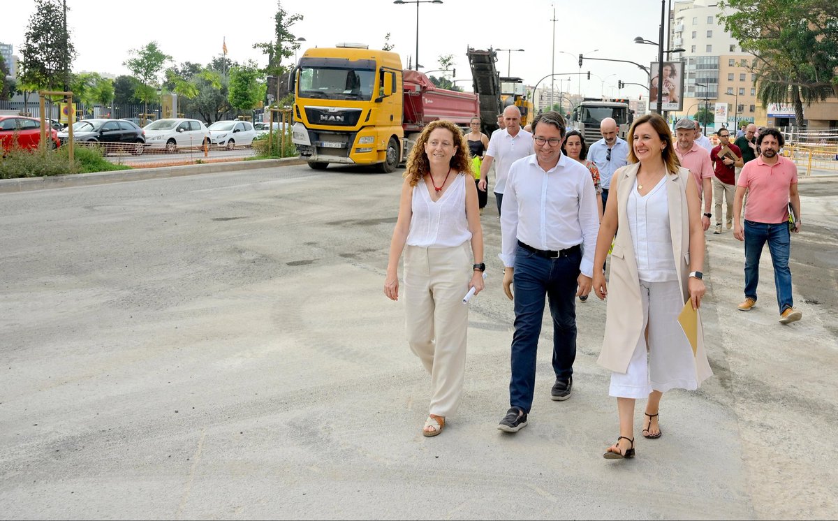 mjosecatala's tweet photo. Aceras más amplias y con más sombra, nuevos parques infantiles, más de 600 árboles, 6.800 m² de zonas verdes y menos ruido y emisiones gracias al asfalto fonoabsorbente en Pérez Galdós. 

Esta vía dejará de ser un lugar de paso para convertirse en un espacio más verde, amable y pensado para quienes viven en él.

En septiembre, con la vuelta al cole, reabrirá al tráfico. Y antes de final de año habremos culminado una de las mayores transformaciones urbanas de Valencia.