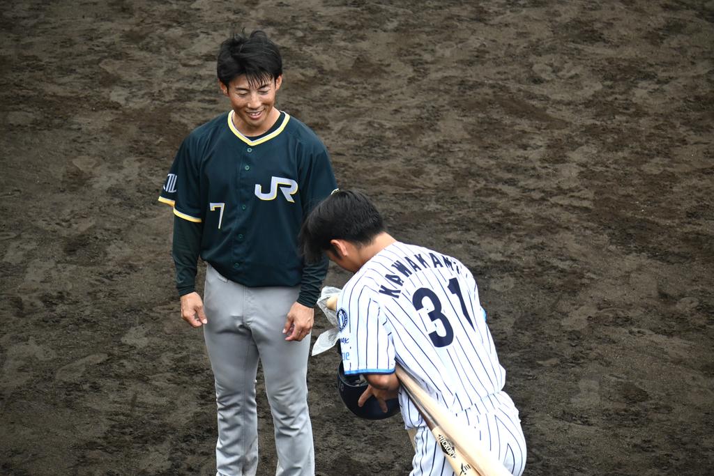 nikenike2K's tweet photo. 本日の微笑ましかったで賞
川上くんにバットあげてた優しい優しい大保先輩🫶 
#JR東日本東北 #大保優真 #日本製紙石巻 #川上拓巳 #旭川実業高校 https://t.co/qWOeT43Rvo