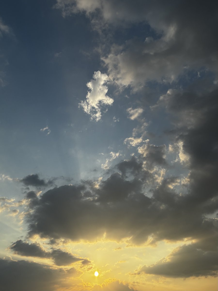 sanposora's tweet photo. #空 #お疲れさまでした #夕陽
#夕空 #ベランダの空 #イマソラ https://t.co/aw03JxLzTF