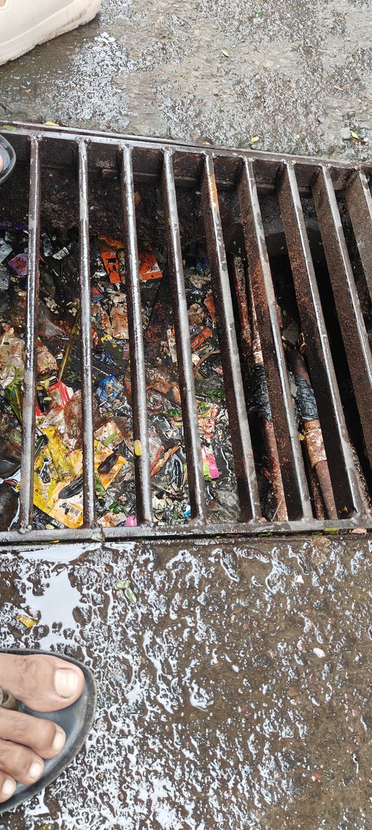 ansari_wakeel's tweet photo. This is a roadside drain that has overflowed insects and mosquitoes are breeding in it, causing a lot of trouble for the area.
Please get this cleaned ASAP.
Add.Gaiban shah dargah Hill no.1 kurla West ward no.164
Vakil - 8898217153

@mybmc @mybmcWardL @TawdeRitu @HarishBhandirge https://t.co/8fgdlauYBu