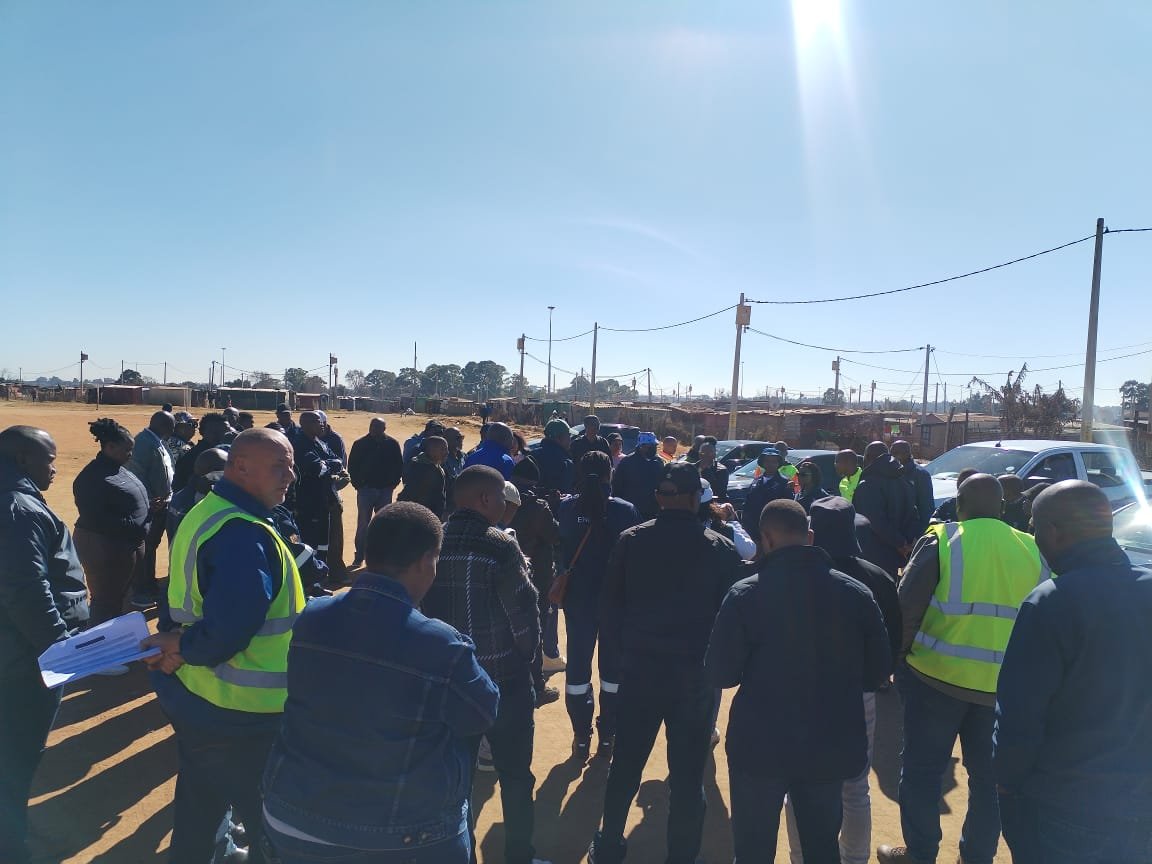 City_Ekurhuleni's tweet photo. 🏘️ #ServiceDeliveryFriday | Engaging the Ekuthuleni Community
The Mayoral Service Delivery Friday programme continued in KwaThema with a visit to the Ekuthuleni Informal Settlement.
The visit focused on engaging with residents regarding the occupation of land earmarked for the https://t.co/Klhyd7uC14