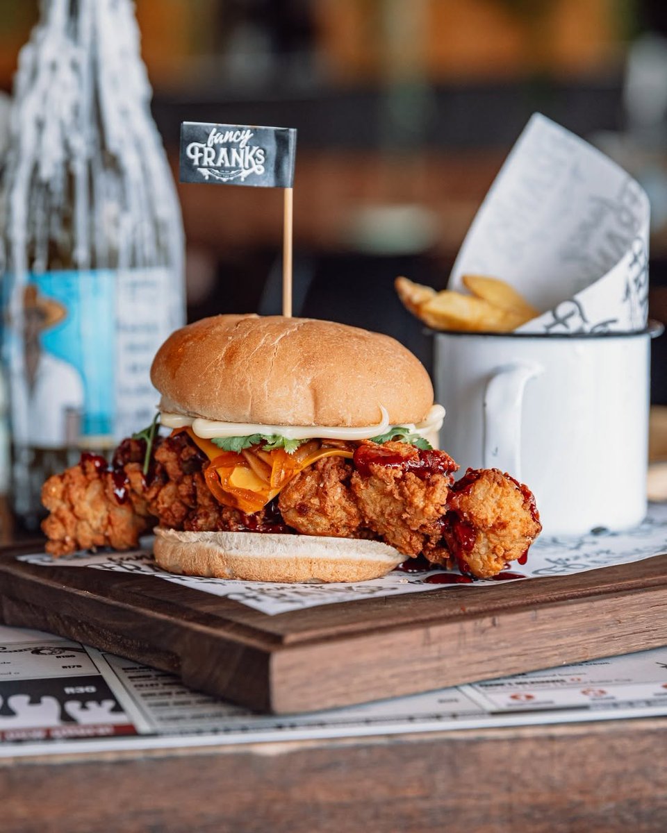 DiningOUT_SA's tweet photo. Mondays are better with a burger special! 🍔

Head to Fancy Frank's Barbecue &amp; Bar in Somerset West and enjoy any burger for just R95 every Monday, served with your choice of rustic chips or onion rings.

https://t.co/gmeaDG7LsA

#DiningOUT #SomersetWest #MondayDeals #FoodieFinds https://t.co/2VKosqpYFb