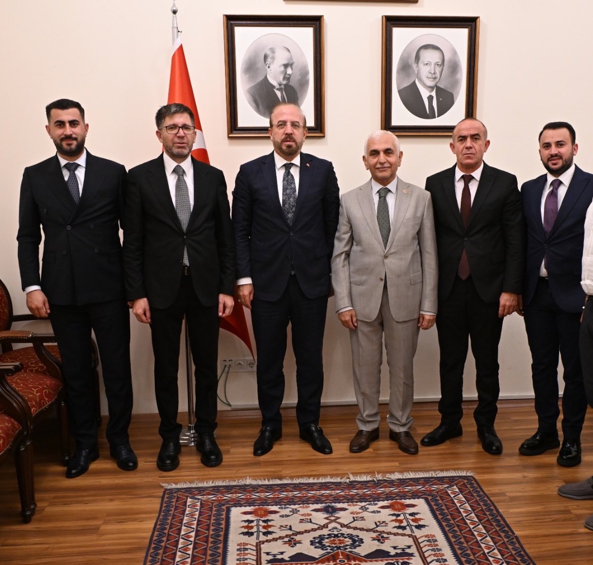 AvHekimGider's tweet photo. 📍 TBMM

Milletvekilimiz @mervangul56 , İl Gençlik Kolları Başkanımız @mrtgul34 ve Gökçebağ Belde Belediye Başkanımız @FerzentCicek ile birlikte Enerji ve Tabii Kaynaklar Bakan Yardımcımız Sn Nevzat Şatıroğlu’nu ziyaret ettik.

Siirt’imize ilişkin verimli istişarelerde bulunduk. https://t.co/lHNP83a6LA