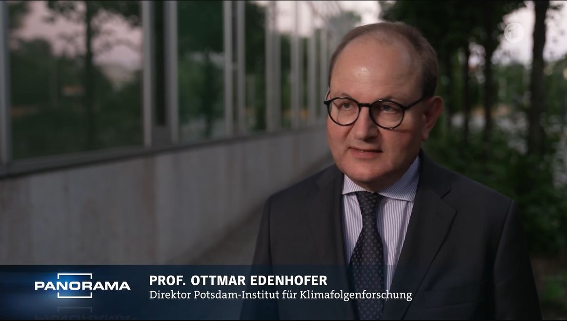 PIK_Klima's tweet photo. "Klimaschutz sichert langfristigen Wohlstand. In Europa, dem sich am schnellsten erwärmenden Kontinent, werden sich die Schäden genauso materialisieren wie etwa in Afrika", so Ottmar #Edenhofer im neuen Panorama-Beitrag "Klimakrise: Was kostet Nichtstun?"
https://t.co/9NvxysoVaH https://t.co/HVAA3wbSjA