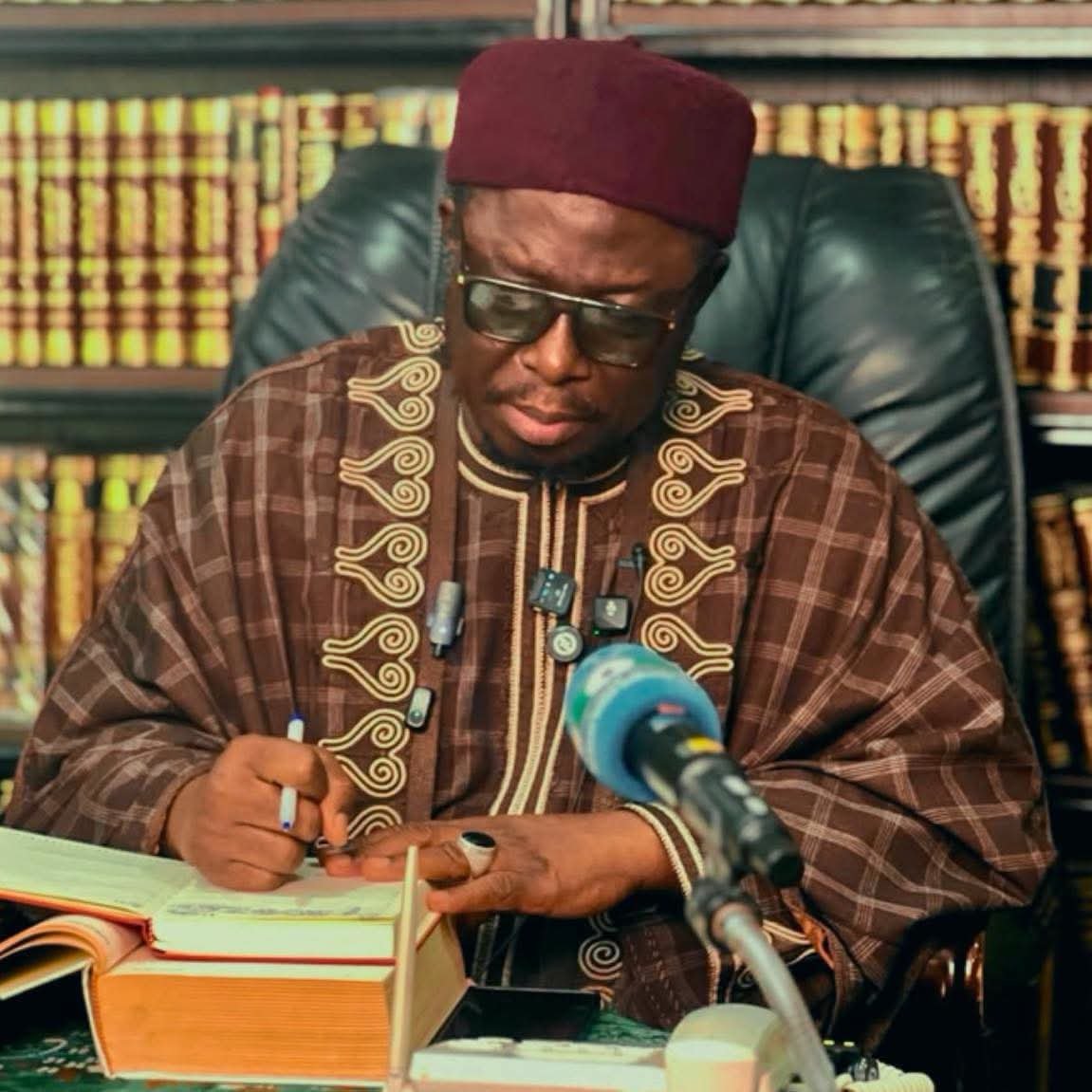 ibrahim_daurawa's tweet photo. MU YI SALATI GA ANNABI (SAW)

Ga wasu daga cikin manyan abubuwan farin ciki da falaloli da suke samun wanda yake yawaita yi wa Annabi ﷺ salati, bisa Alƙur’ani da ingantattun hadisai:

Abubuwan farin ciki ga mai yawan salati ga Annabi ﷺ a duniya da lahira

1. Allah yana yi masa rahama da gafara.
2. Mala’iku suna yi masa addu’a.
3. Ana ɗaga masa darajoji.
4. Ana kankare masa zunubai.
5. Ana rubuta masa kyawawan ayyuka.
6. Ana amsa addu’arsa cikin sauƙi.
7. Yana samun albarkar rayuwa.
8. Zuciyarsa tana samun nutsuwa.
9. Damuwa da baƙin ciki suna raguwa.
10. Allah yana wadatar da shi daga damuwa da buƙatu.
11. Ana yawaita masa arziki da albarka.
12. Ana ƙara masa son Annabi ﷺ.
13. Yana ƙarfafa imaninsa.
14. Ana tsarkake zuciyarsa daga hassada da ƙiyayya.
15. Yana samun natsuwa yayin ibada.
16. Ana tuna shi cikin alheri.
17. Allah yana kiyaye shi daga wasu fitintinu.
18. Ana samun sauƙi a cikin al’amuransa.
19. Salati yana zama sanadin karɓuwar wasu ayyukan alheri.
20. Yana samun kusanci da Annabi ﷺ.

Falaloli a ranar Alƙiyama

21. Zai fi kusa da Annabi ﷺ a ranar Alƙiyama. (Tirmidhi)
22. Zai samu ceton Annabi ﷺ da izinin Allah.
23. Zai sha daga tafkin Al-Kawthar da izinin Allah.
24. Zai sami rahamar Allah mai yawa.
25. Zai tsallake wahalhalun ranar Alƙiyama cikin sauƙi, gwargwadon rahamar Allah.
26. Fuska za ta haskaka saboda ayyukan alheri.
27. Za a ƙara masa daraja a Aljanna.
28. Zai kasance tare da masu son Annabi ﷺ.
29. Zai yi farin ciki da ganin Annabi ﷺ a lahira idan Allah Ya yarda.
30. Zai samu babban lada wanda Allah kaɗai Ya san girmansa.

Hujjoji daga Hadisi

Annabi ﷺ ya ce:

“Duk wanda ya yi mini salati ɗaya, Allah zai yi masa salati goma.”
(Sahih Muslim)

Ya kuma ce:

“Mafi kusa da ni a ranar Alƙiyama shi ne wanda ya fi yawan yi mini salati.”
(Tirmidhi)

Sannan Ubayy bn Ka’ab (RA) ya tambayi Annabi ﷺ game da yawaita salati, sai Annabi ﷺ ya ce:

“Idan ka yi haka, za a wadatar maka daga damuwarka, kuma za a gafarta maka zunubanka.”
(Tirmidhi)

Mafi kyawun salati

Mafi cika kuma mafi falala shi ne Salatin Ibrahimiyya:

اللَّهُمَّ صَلِّ عَلَى مُحَمَّدٍ وَعَلَى آلِ مُحَمَّدٍ، كَمَا صَلَّيْتَ عَلَى إِبْرَاهِيمَ وَعَلَى آلِ إِبْرَاهِيمَ، إِنَّكَ حَمِيدٌ مَجِيدٌ، اللَّهُمَّ بَارِكْ عَلَى مُحَمَّدٍ وَعَلَى آلِ مُحَمَّدٍ، كَمَا بَارَكْتَ عَلَى إِبْرَاهِيمَ وَعَلَى آلِ إِبْرَاهِيمَ، إِنَّكَ حَمِيدٌ مَجِيدٌ.

Allah Ya sa mu kasance daga masu yawaita salati ga Manzon Allah ﷺ, Ya haɗa mu da shi a Aljannatul Firdaus. Ameen.