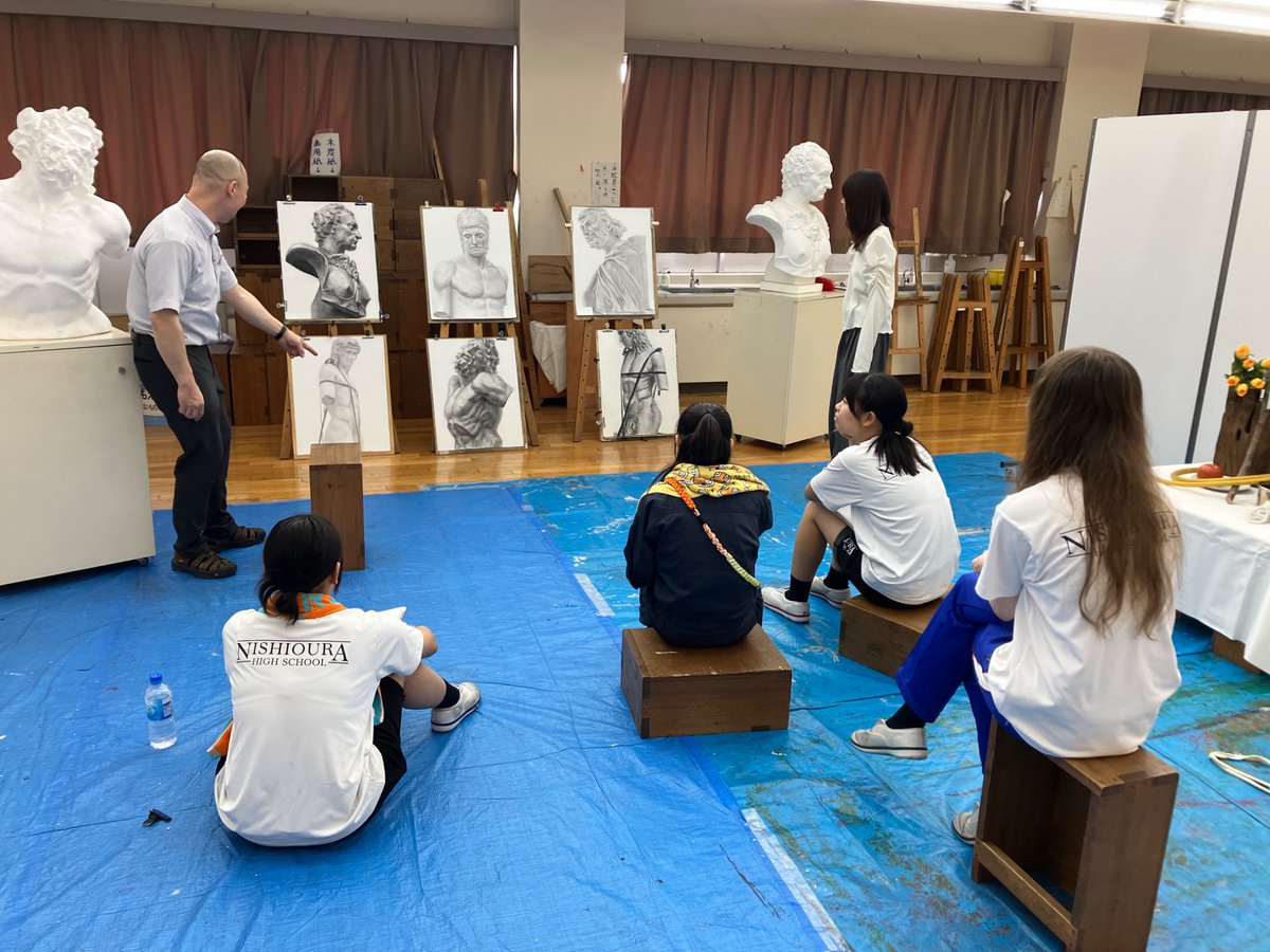 nishibi8's tweet photo. 本日はニシビ夏季講習会、先輩と過ごす夏休みの前半終了、講評会でした。夏休み1週間目で先生方も面談あり諸々の仕事を抱えての講習会でした。そして忙しい中、卒業生の野村さん（藝大日本画）が今回も講師を引き受けてくれました。最後は野村さん➕教員オールスターで講評。後半も頑張る。 https://t.co/C30zFj3gAe