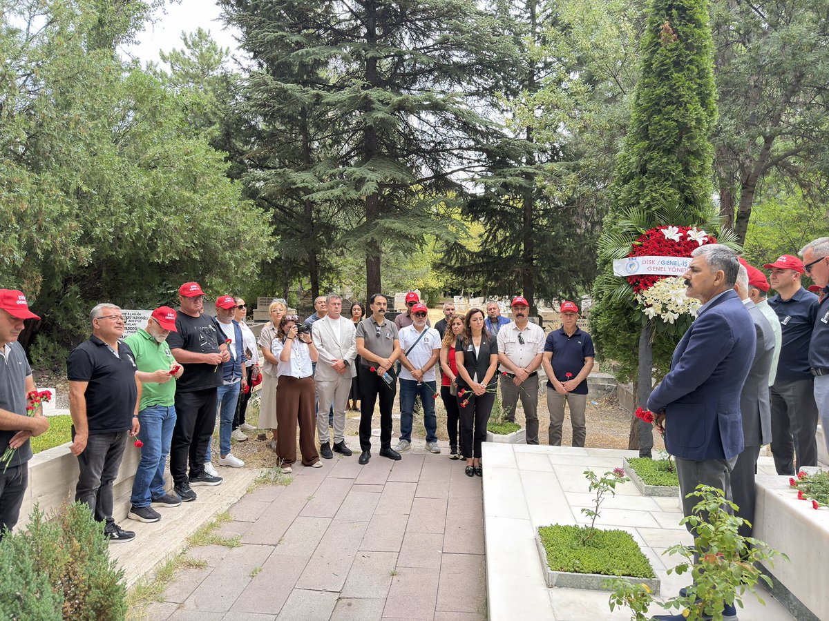 DiSK_Genel_is's tweet photo. Yaşamı boyunca sınıfsız, sömürüsüz ve özgür bir ülke için mücadele eden DİSK Genel Başkan Yardımcısı ve Sendikamızın Genel Başkanı Mahmut Seren’i 19. ölüm yıl dönümünde saygı ve özlemle andık.
Anma törenine Genel Başkanımız Remzi Çalışkan, Sendikamızın Genel Sekreteri Çetin Çalışkan ve Araştırma Daire Başkanımız Adil Çiftçi, DİSK Yönetim Kurulu Üyesi Şükret Sevgener ile DİSK İç Anadolu Bölge Temsilcisi Birgül Kaya, İstanbul 1 Nolu Şube Başkanı Mehmet Pehlivan, Antalya Şube Başkanı Vedat Küçük, Ankara 1 Nolu Şube Başkanı İsmail Yıldırım, Ankara 2 Nolu Şube Başkanı Turan Tibukoğlu, şube yöneticileri ve sendika çalışanlarımız katıldı.