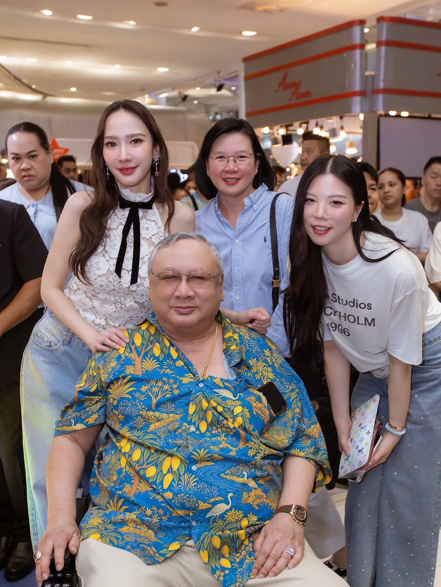 aum_patchra2rlt's tweet photo. บรรยากาศของงาน มีแต่คนสวยๆเต็มไปหมด แม่เมย์ก็มาร้องเพลงให้เราฟังอีก สนุกสุด  และน้องๆนักแสดงจากซีรีส์ ตะวันระฟ้า จากค่าย Star Hunter ของพี่โอ๋ ที่มาสร้างสีสันและความสดใสให้กับงาน ✨คนเยอะมาก ร้านค้าอาหารอร่อย ปลื้มใจ❤️💯 https://t.co/2BSYmQhaO1