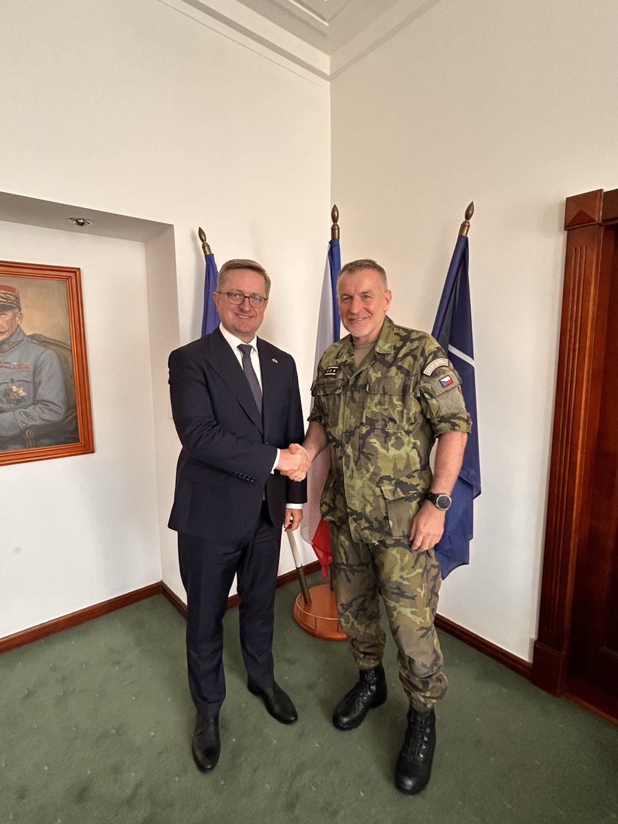 ArmadaCR's tweet photo. Na generálním štábu dnes jednal náčelník Generálního štábu AČR generálporučík Miroslav Hlaváč s velvyslancem Ukrajiny v České republice Vasylem Zvaryčem. https://t.co/4lDwQ2rv9L