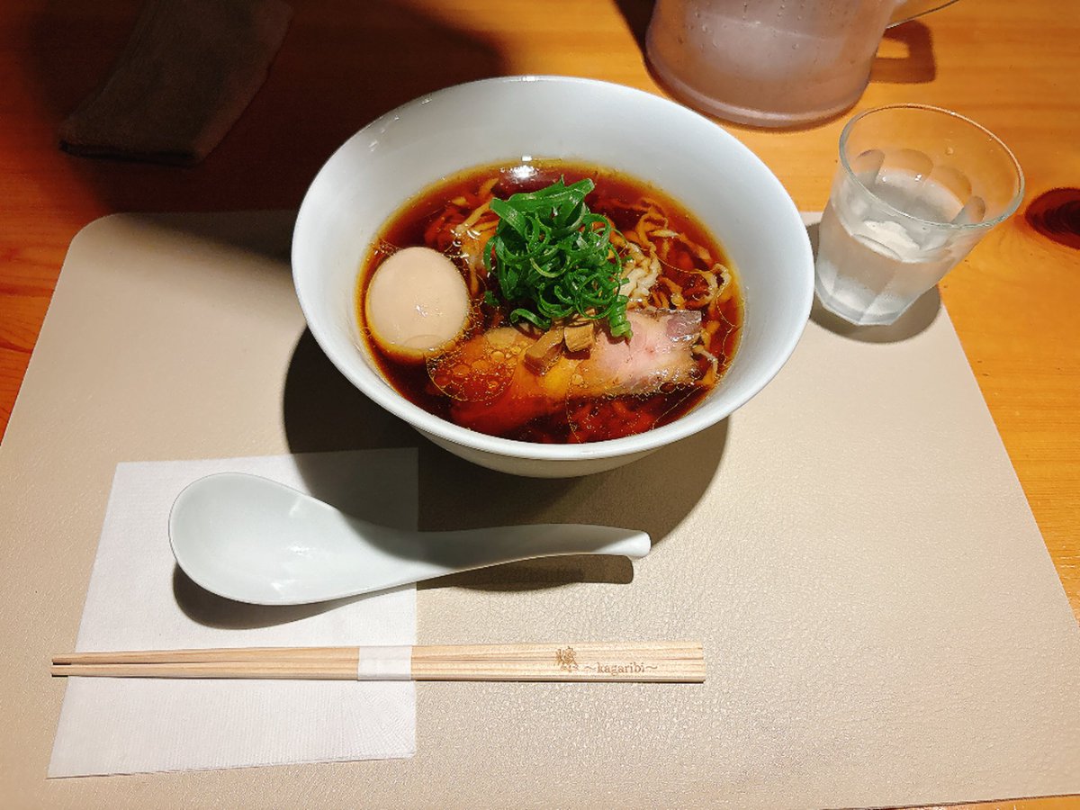chourou_t's tweet photo. 学会で東京来てたので、帰りにうまそうなラーメン調べて食べてきた〜〜
お値段は張るけどそれだけの美味しさがあった！！麺がその場で切りたて揉み立てやからかめちゃくちゃモチモチで美味しすぎた！！スープも塩辛すぎないタイプやったから全部飲み干してしまった美味しかったー！！！🍜✨✨✨ https://t.co/nOZB2cPKyg