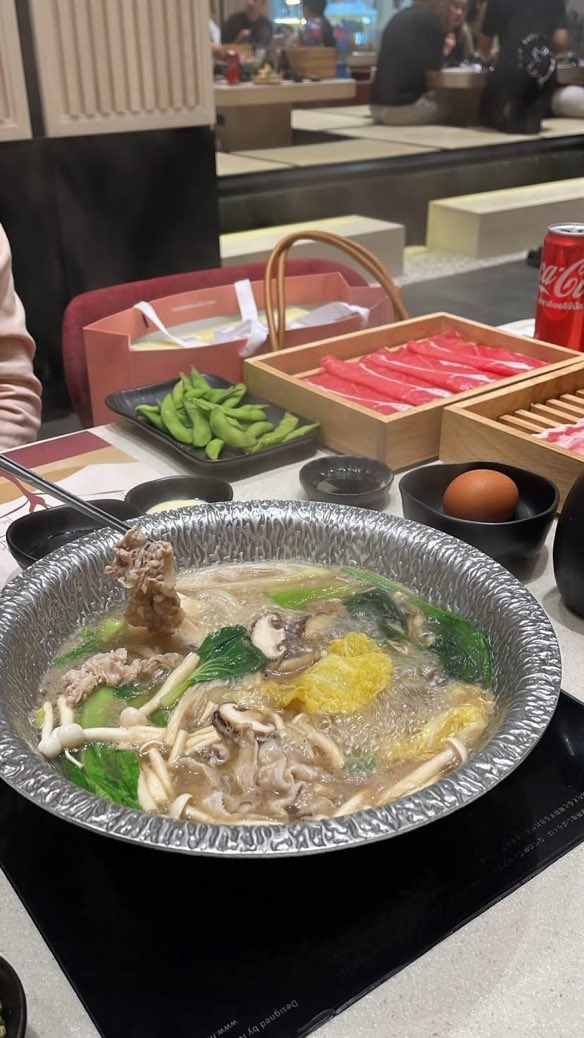 chingcbn's tweet photo. แนะนำ Katei shabu 
เราชอบที่มีซาซิมิไม่อั้น มีของทานเล่น เทมปุระ ซอฟเสริฟ ข้อเสียไม่ชอบอย่างเดียวคือ ทานได้แค่ซุปเดียว
ราคาพอๆกับโมโม่เลย
เราไปกินเฉพาะช่วงโอกาสพิเศษตลอดเลย https://t.co/iqfYKyQBER