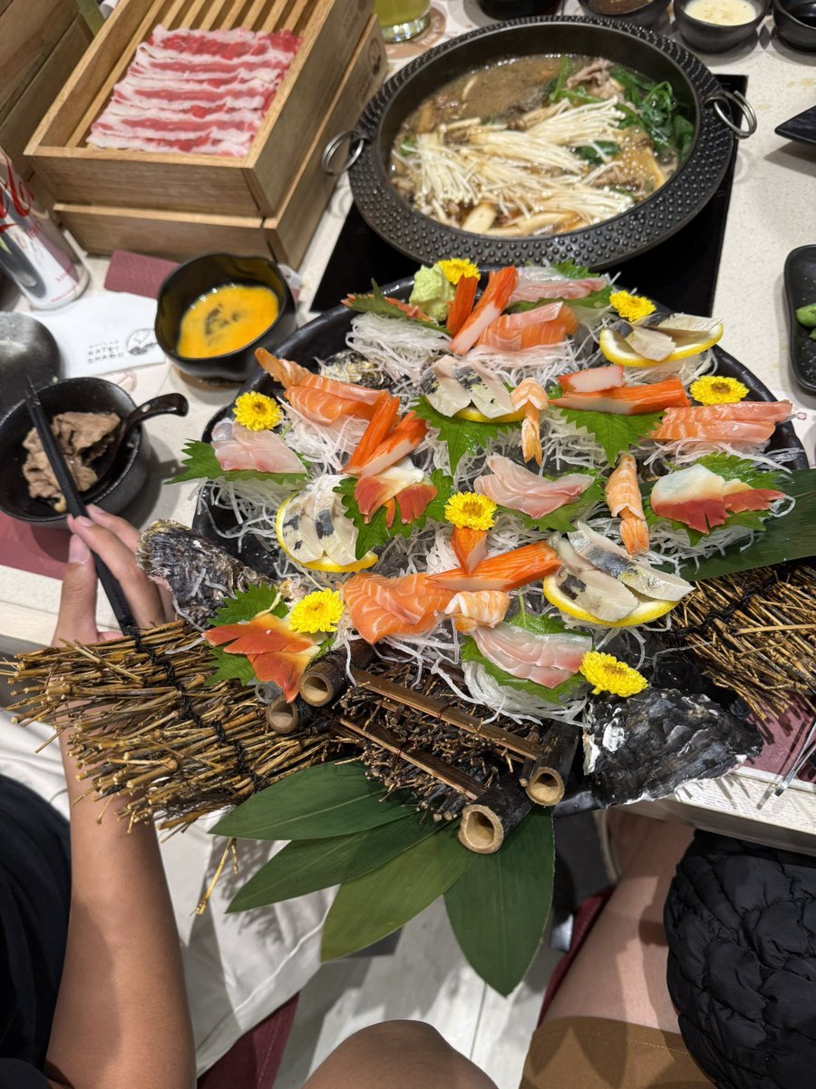 chingcbn's tweet photo. แนะนำ Katei shabu 
เราชอบที่มีซาซิมิไม่อั้น มีของทานเล่น เทมปุระ ซอฟเสริฟ ข้อเสียไม่ชอบอย่างเดียวคือ ทานได้แค่ซุปเดียว
ราคาพอๆกับโมโม่เลย
เราไปกินเฉพาะช่วงโอกาสพิเศษตลอดเลย https://t.co/iqfYKyQBER