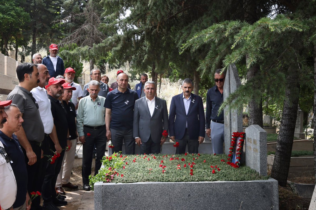 DiSK_Genel_is's tweet photo. Yaşamını emek, hukuk ve demokrasi mücadelesine adayan Sendikamızın Genel Başkanı İsmail Hakkı Önal’ı ölümünün 24. Yılında mezarı başında saygı ve özlemle andık.
Anma törenine Genel Başkanımız Remzi Çalışkan, Sendikamızın Genel Sekreteri Çetin Çalışkan ve Araştırma Daire Başkanımız Adil Çiftçi, DİSK Yönetim Kurulu Üyesi Şükret Sevgener ile DİSK İç Anadolu Bölge Temsilcisi Birgül Kaya, İstanbul 1 Nolu Şube Başkanı Mehmet Pehlivan, Antalya Şube Başkanı Vedat Küçük, Ankara 1 Nolu Şube Başkanı İsmail Yıldırım, Ankara 2 Nolu Şube Başkanı Turan Tibukoğlu, şube yöneticileri ve sendika çalışanlarımız katıldı.