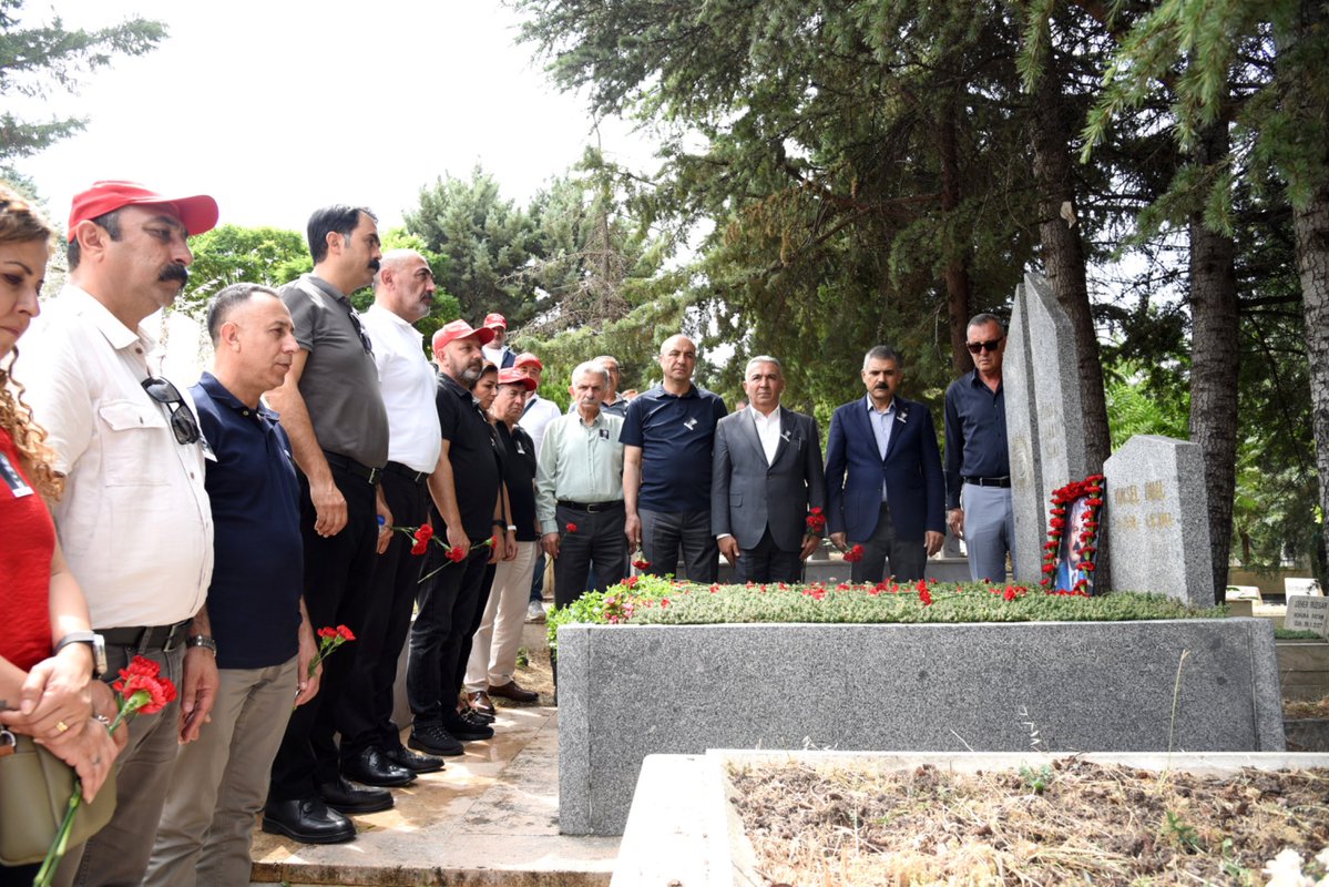 DiSK_Genel_is's tweet photo. Yaşamını emek, hukuk ve demokrasi mücadelesine adayan Sendikamızın Genel Başkanı İsmail Hakkı Önal’ı ölümünün 24. Yılında mezarı başında saygı ve özlemle andık.
Anma törenine Genel Başkanımız Remzi Çalışkan, Sendikamızın Genel Sekreteri Çetin Çalışkan ve Araştırma Daire Başkanımız Adil Çiftçi, DİSK Yönetim Kurulu Üyesi Şükret Sevgener ile DİSK İç Anadolu Bölge Temsilcisi Birgül Kaya, İstanbul 1 Nolu Şube Başkanı Mehmet Pehlivan, Antalya Şube Başkanı Vedat Küçük, Ankara 1 Nolu Şube Başkanı İsmail Yıldırım, Ankara 2 Nolu Şube Başkanı Turan Tibukoğlu, şube yöneticileri ve sendika çalışanlarımız katıldı.