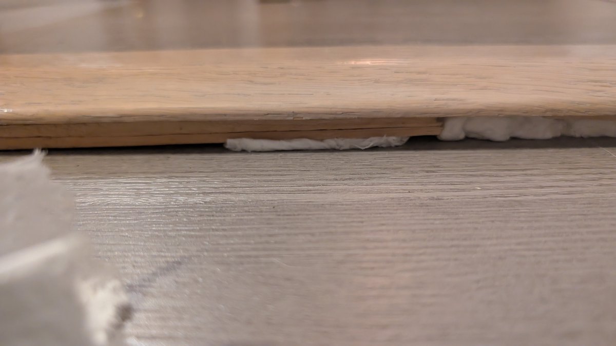 FormoonP's tweet photo. 部屋の真ん中にある謎の段差の隙間から夜な夜な虫が出散りしているので、殺虫剤塗布したキッチンペーパーで下埋めしてコーキングしてる。
こういうときに実委の経験が活かされてる気がするわな。 https://t.co/Y6tHJItxtk