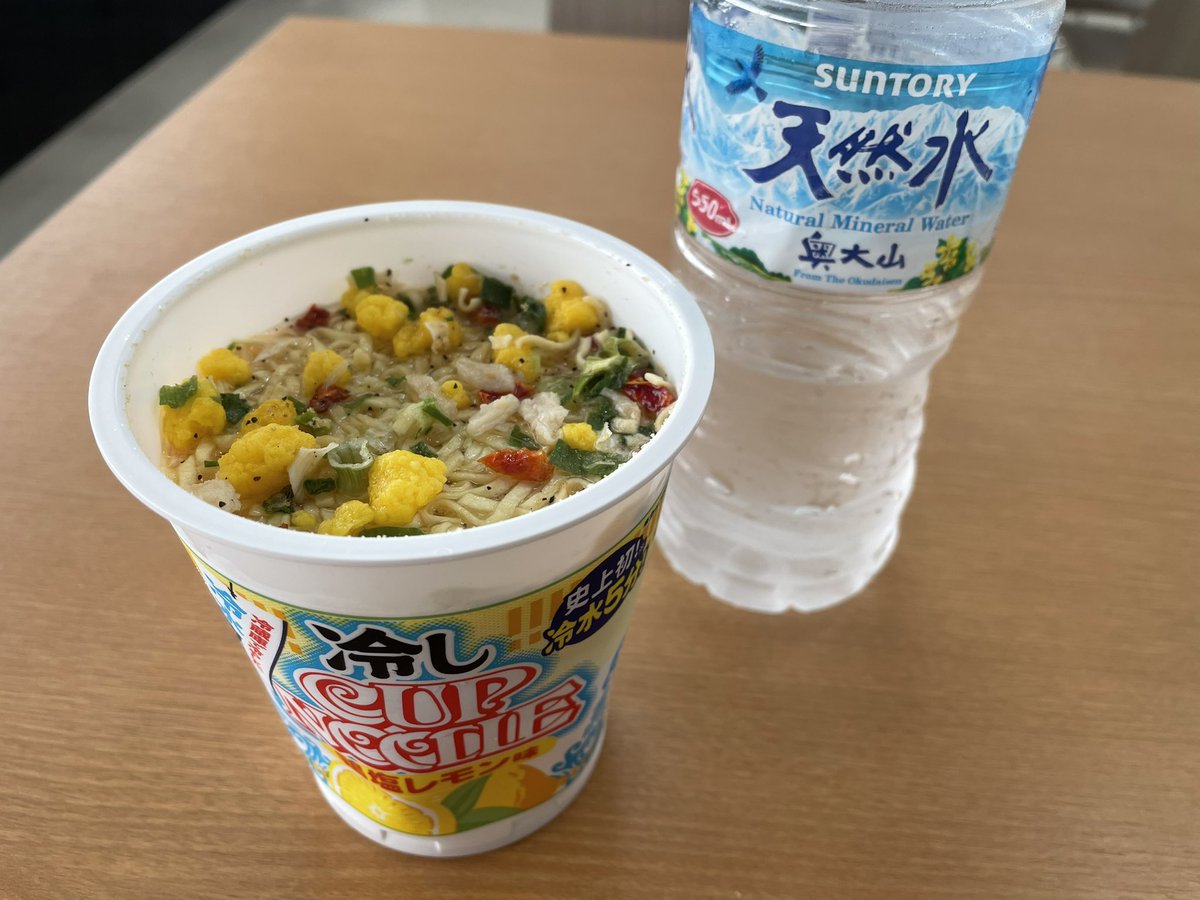 yozaku2005's tweet photo. 今日のランチタイム♬
流行りに乗ってみた😂

冷水5分！
ワイ的には麺をほぐしてあと2分くらいがいいかな？😅

お味はさっぱりとして美味かった🤤

#カップヌードル
#鳥塩レモン味 https://t.co/YDx4m9FgLx
