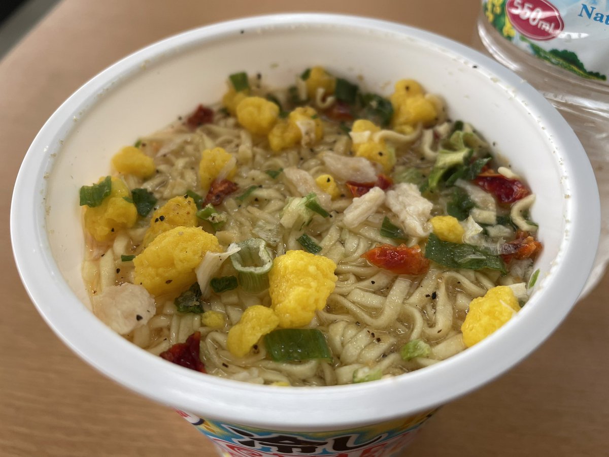 yozaku2005's tweet photo. 今日のランチタイム♬
流行りに乗ってみた😂

冷水5分！
ワイ的には麺をほぐしてあと2分くらいがいいかな？😅

お味はさっぱりとして美味かった🤤

#カップヌードル
#鳥塩レモン味 https://t.co/YDx4m9FgLx