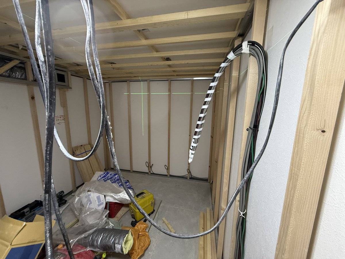 emc_hiroshi's tweet photo. 東京都練馬区 F様邸スタジオにてEMC電源の配線工事。
窓が無く、施工中はエアコンも無いので、過酷な施工環境かと思われますが、屋外と比べたら天国のよう！
屋外の幹線工事はまだ今後の作業なので、この恐ろしいほどの酷暑が過ぎる事を祈ります。
#レコーディング
#スタジオ電源
#dtm
#宅録
#emc設計 https://t.co/iMMK9ghMH3
