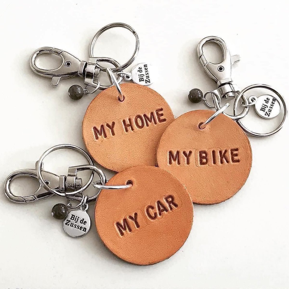 BijdeZussen's tweet photo. We are in love with these keychains 🖤 https://t.co/8dR2QIgAiw https://t.co/P1DvKki92f