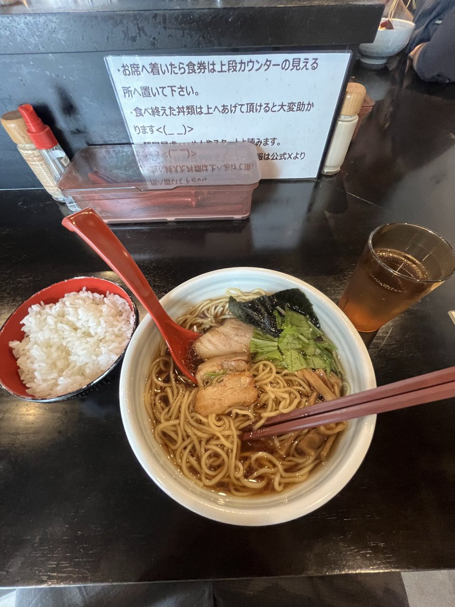 saryukuran's tweet photo. 新横浜の病院に行く前に、星川に立ち寄り2回目の麺屋星虎（スタート）さんへ。
初回と同じく醤油ラーメン（初回から時間が経っていたもんで…）。うまかったっす！
次は塩ラーメンを食べたいと思います。
写真が良くなくてすいません😓

#麺屋星虎 https://t.co/28Bi5tDrSz