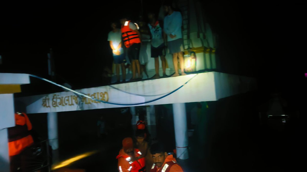 NDRFHQ's tweet photo. #FWR_Ops | #Rescue |#Evacuation
🔶Responding to the flood situation caused by heavy rainfall in Gujarat, NDRF teams continue Flood Water Rescue Ops across the affected districts
🔶So far, teams rescued 56 persons, evacuated 1,576 persons along with 05 livestock to safer locations https://t.co/L2aBWCy3OE