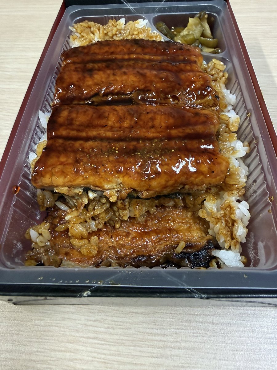 naopechomen's tweet photo. 本日のお昼は社長からの振る舞いで社員全員に天童の浜漁寿司さんの特注鰻重を✨️
昨年もいただいたのですがこの二段忍び重の豪華な鰻重🤣楽しみで仕方なかったです🤩
これを食べてこれからの繁忙期を乗り切りたいと思います💪🔥 https://t.co/8xbrubpWw9