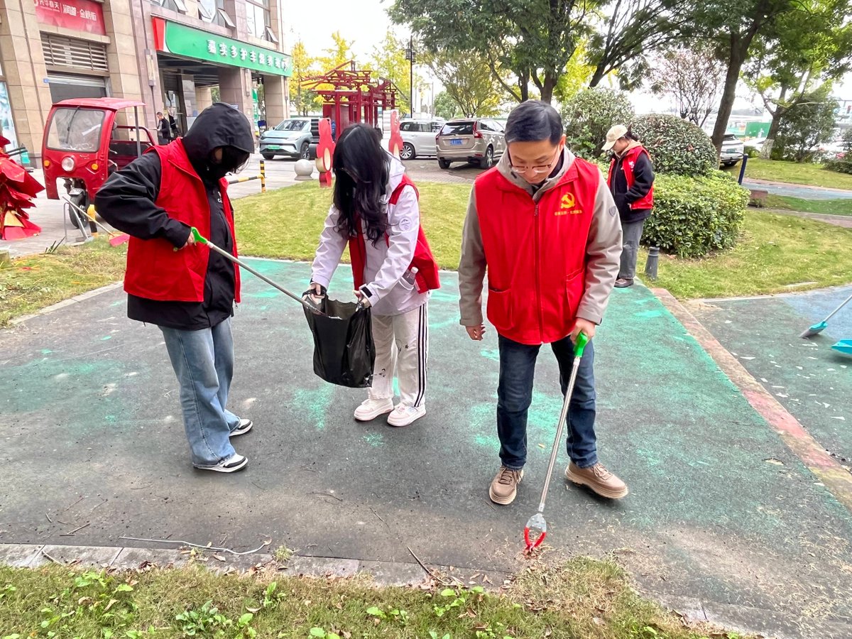 Jacqualinecsm's tweet photo. [Join our neighborhood clean-up this Sat (9am-12pm) at Central Park! Gloves u0026 snacks provided—meet new friends while making our community shine. Sign up via link in bio!]， https://t.co/0JmVwGwTWy