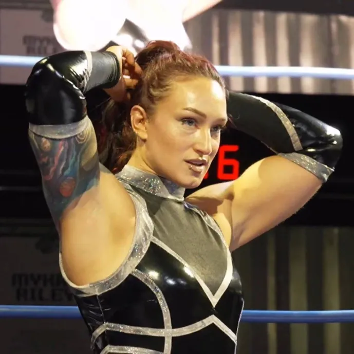 D2BD_'s tweet photo. hello muscular attractive strong woman please rip my head clean off https://t.co/1MyaJj5Mna