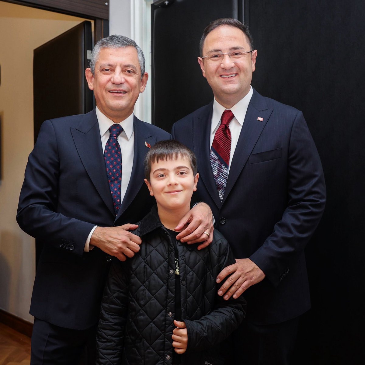 AKDOGANumut's tweet photo. Bugün 24 Temmuz…
Yine bir doğuma uyandık.

11 sene önce bugün oğlum, babamın öldüğü hastanede doğmuştu. 

Oğlumuzu kucağımıza aldık. 
Yepyeni bir yaşamın sevinci ve geride kalan hüznün sızısı vardı içimizde.

Bugün yine tam da öyle bir gün olacak.

Kutlu olsun… 🙏 https://t.co/yEmWFR4bka