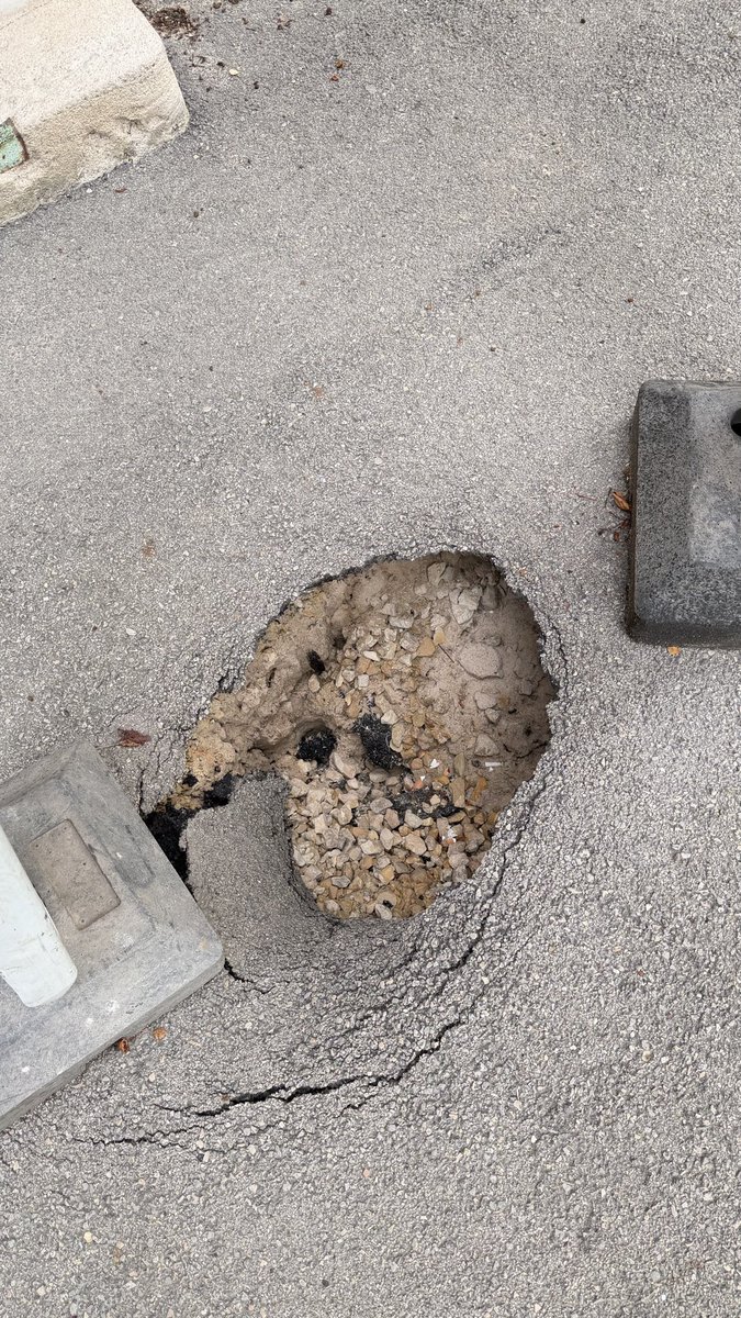 JanisAlkLut's tweet photo. Katru dienu eju garām Vagonu iela 25 un bedre (izskalojums zem asfalta) pēc katra lietus kļūst lielāka un lielāka. @RigasDome , lūdzu saremontējiet ietvi. https://t.co/9cVXUwNtd0
