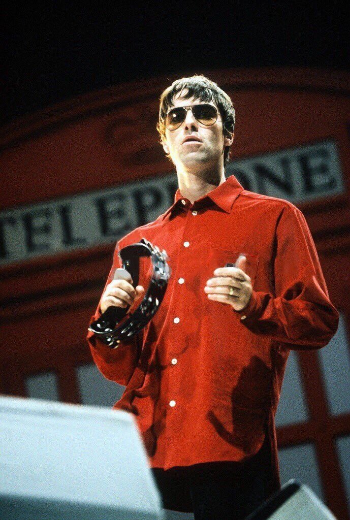 1997liamfc's tweet photo. @marnieispunk the oversized blue kangol parka and these brown ray ban aviators Liam was so stylish https://t.co/LXUidWoIpm