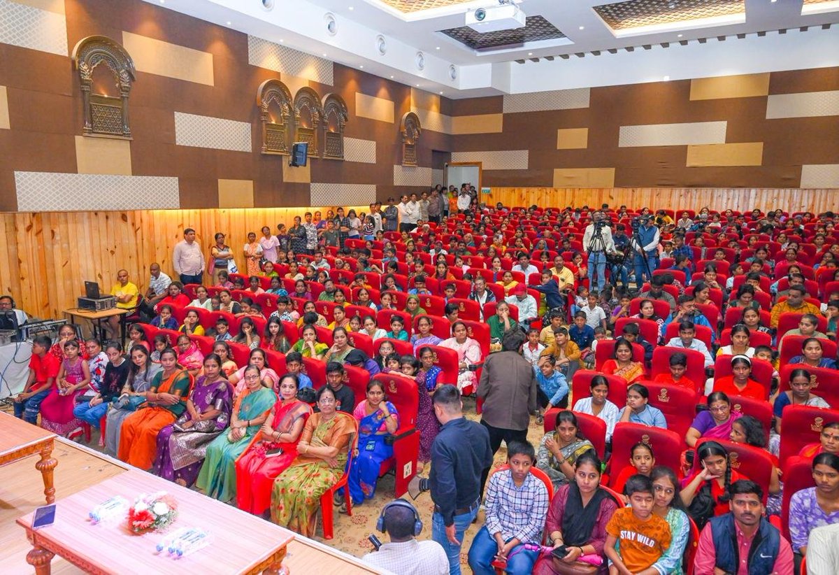 AB_Foundation_'s tweet photo. The Abhay Bhutada Foundation proudly supported 300 school students in Pune with Rs 21 lakh under the 'Deva Bhau School Scholarship' programme, in association with Hindu Garjana Pratishthan.
#AbhayBhutadaFoundation #CAAbhayBhutada #DevaBhauScholarship https://t.co/xnO3vGgoEq