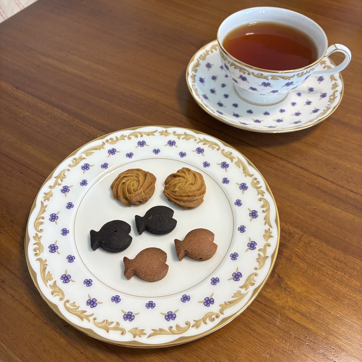 naonaonuts's tweet photo. daigoo. お米のミックスクッキー(金魚)🌾
可愛らしいのでお皿に泳がせてみました〜
3種の風味が楽しめる(*´꒳`*)
カリッ、サクッとした食感が大好き!
#daigoo https://t.co/0fnFDPRzwT