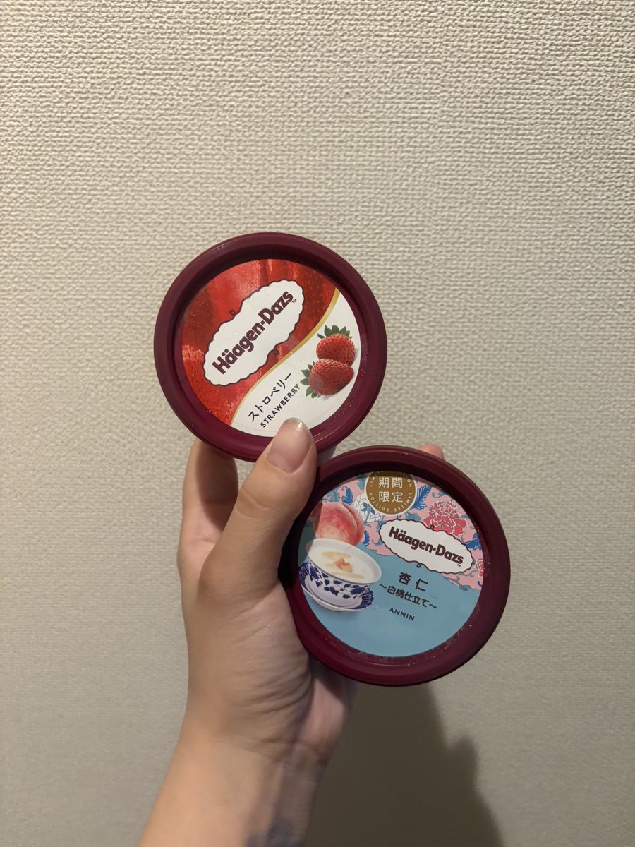 bd_kanna's tweet photo. 今日もでらあちい〜。

いつもキャラメルのサンドのやつ買うけどたまには冒険。

大人になるとこのサイズ感と美味しさに気付かされる笑 https://t.co/2zuS6WU66h