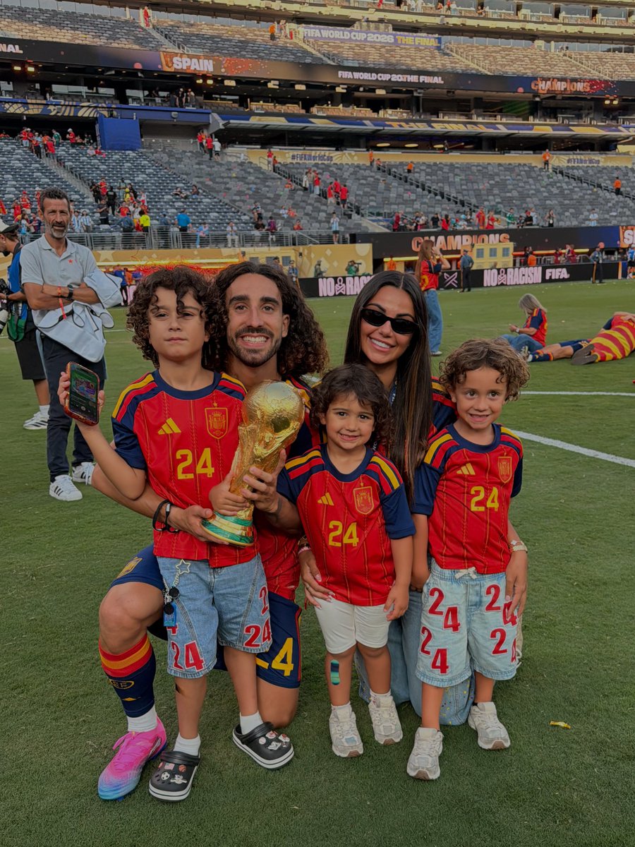 seduhtehnya's tweet photo. Banyak yang terharu sama statement Marc Cucurella ini. Tapi di balik ketegaran seorang ayah, ada sosok ibu yang bener-bener berjuang habis-habisan di belakang layar, yaitu Claudia Rodriguez.

​Waktu awal pindah ke London, pas Cucurella main buat Chelsea, situasinya bener-bener chaotic buat keluarga mereka. Claudia awalnya masukin Mateo ke sekolah reguler.

Ternyata Mateo stres berat, sering nangis, dan nggak bahagia karena sekolah itu nggak punya fasilitas buat anak autis.

​Sebagai pendatang dari Spanyol, struggle Claudia nggak cuma soal emosi, tapi juga bahasa dan birokrasi. Dia harus belajar istilah-istilah medis dalam bahasa Inggris dan menavigasi rumitnya sistem pendidikan khusus (Special Educational Needs) di UK.

Dalam dokumenter Married to the Game, ada momen di mana Claudia nangis dan ngaku sempat merasa sangat bersalah, bertanya-tanya apakah dia ngelakuin kesalahan saat hamil sampai anaknya lahir dengan kondisi begitu. Beban mentalnya gila banget.

​Tapi dia nggak nyerah. Claudia pontang-panting cari sekolah khusus anak autis di London sampai akhirnya ketemu. Sekolah itu ngasih terapi one-on-one dan ngajarin Claudia & Cucurella cara ngebangun rutinitas buat Mateo. 

Perjuangan Claudia ini yang bikin keluarga Cucurella sekarang bisa stabil dan Mateo jauh lebih bahagia. Massive respect for her 👏🫶🏻