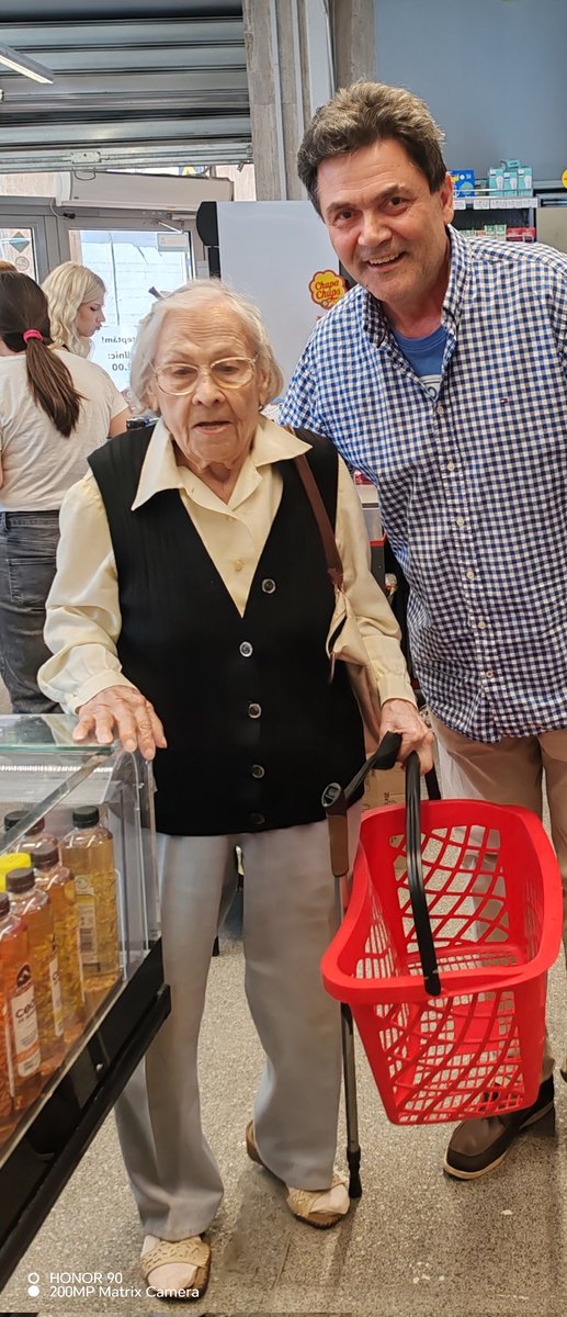 savanionel's tweet photo. Am însoțit pe Doamna Ortensia Vernescu la cumpărături. De loc din Vernești, educată la Râmnicu Sărat, încântată să fi primit, cu ceva luni în urmă, medalia aniversară din partea Președintelui @NicusorDanRO, la împlinirea vârstei de 100 de ani. #SafeRomania @laurapopescumfa https://t.co/3SIPRubBkv