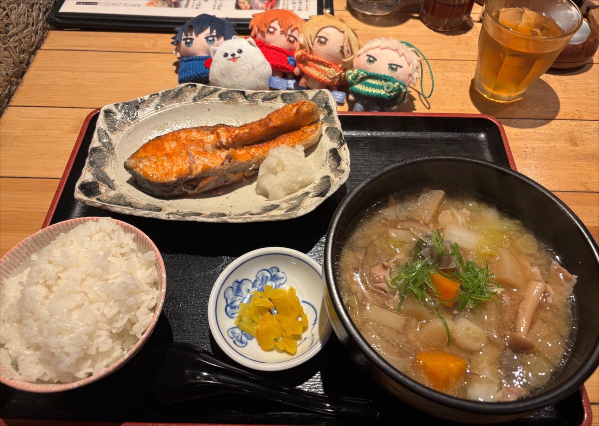 kurage_given's tweet photo. ギヴン展前のランチ🍽️
野菜たっぷり豚汁と宮城産銀鮭の塩焼き定食😊
豚汁のボリューム感✨美味しかったです https://t.co/IqT4ICItwt