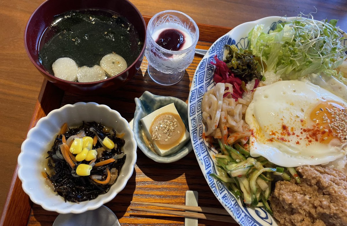 inupopop's tweet photo. 津島市下切町　キッチン鳶色　
キッチンというだけで予備知識なくラストオーダー13:15到着、他に車なし、ん？休み？
いや、のれん出てるわ。ラストオーダー13:30かと入店　
メニューは大胆に月替わり1種類のみ

見た目きれいで食欲そそる、店の雰囲気通りの優しい味わい https://t.co/pzqHsPFPS0