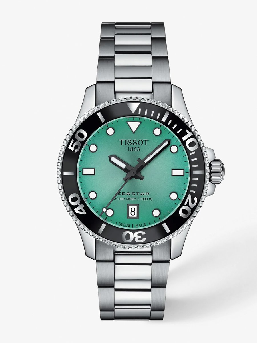 MinutaCZ's tweet photo. Od sluncem zalité hladiny až po vodní sporty. Tissot Seastar se přizpůsobí všemu, kam vás léto zavede. 

Výrazný tyrkysový ciferník, kompaktní 36mm pouzdro a vodotěsnost až do 30 barů spojují svěží letní styl s výkonem potápěčských hodinek.

Tissot Seastar 1000 36 mm
T120.210.11.091.00

Prodejní místa:
https://t.co/3lyIYXBEEL