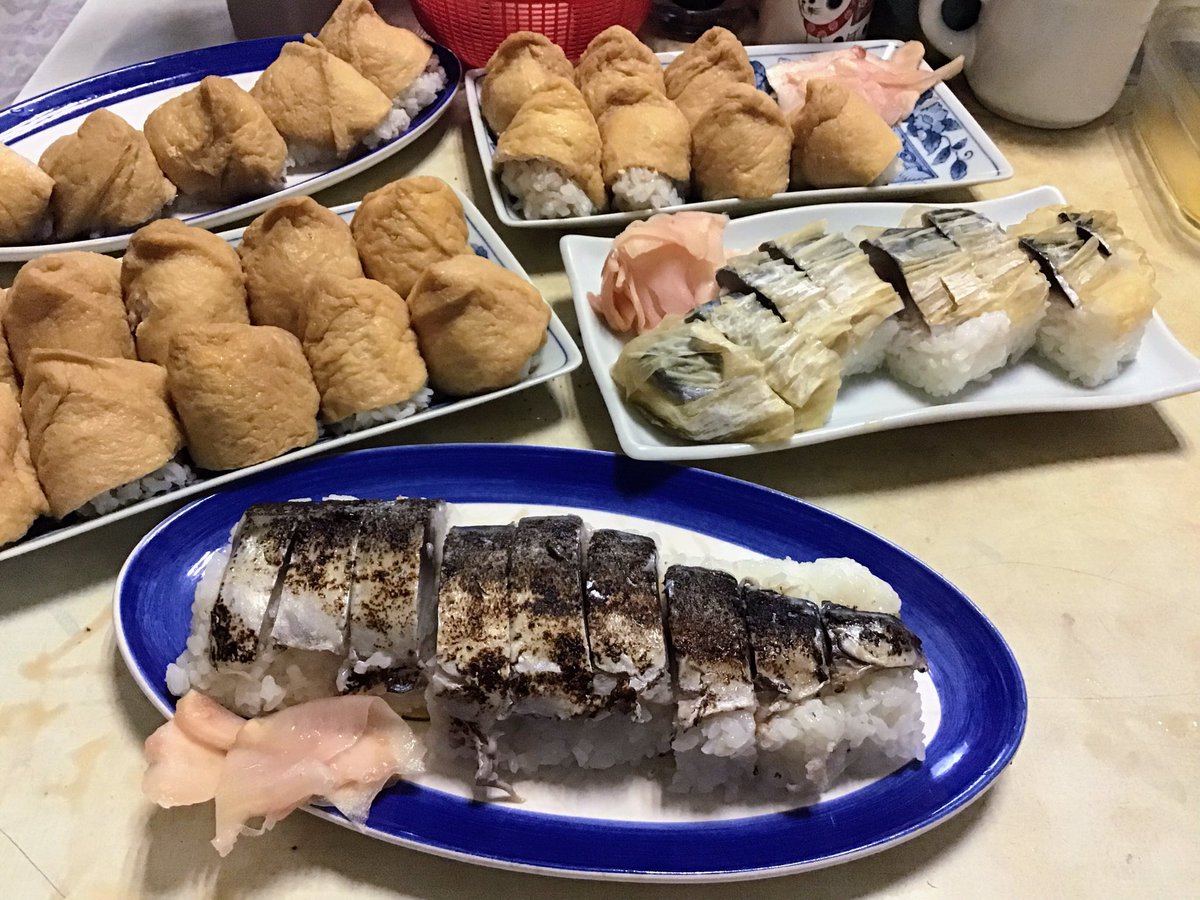 TatsukoK's tweet photo. 今日の昼食🦊
おいなりさんとバッテラ、焼き鯖寿司…。
#tabephoto https://t.co/Yl6LOmGLcw