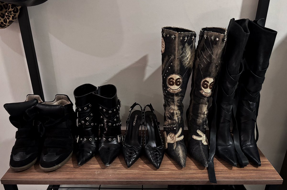 threeaugusts's tweet photo. i love my shoes <3 https://t.co/tlPiKoI8Gd