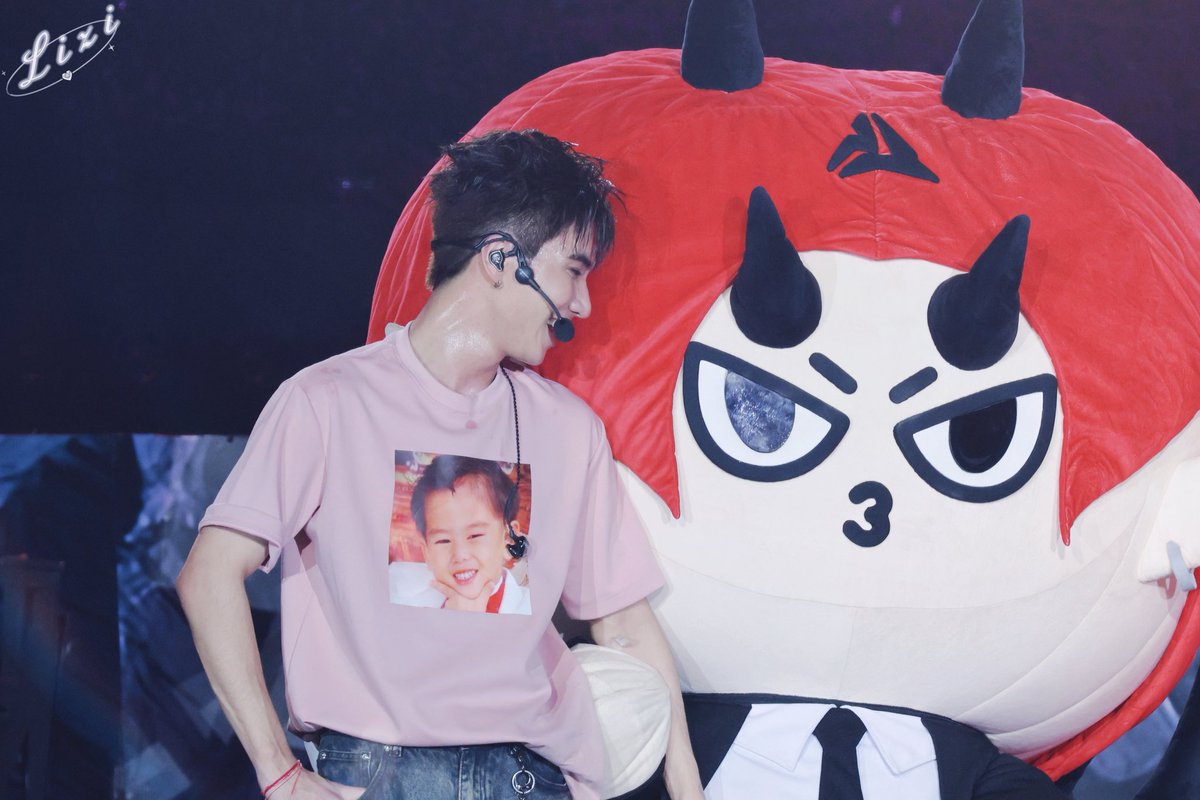 lizingr7's tweet photo. 🖤🤍❤️

#PerthSantaConcertD1
#PerthSantaConcertD2
#PerthSanta #เพิร์ธแซนต้า 
#PerthTanapon #Santapp https://t.co/yyytvM4MOL