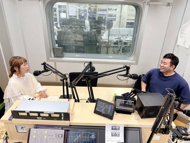FMK_VOLTERS's tweet photo. 今日は、熊本バスケットボール株式会社　カスタマーセールス部の杉山さんをスタジオにお迎えしました✨

プレシーズンマッチのチケットはファンクラブ会員より先に購入することができます🎟️

radiko 📻 
https://t.co/XayeD07zRR

#熊本ヴォルターズ #FMK #エフエム熊本 #ラジオ  #Radio #FMK_VOLTERS https://t.co/FKCHsOVxwA