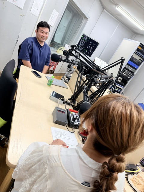 FMK_VOLTERS's tweet photo. 今日は、熊本バスケットボール株式会社　カスタマーセールス部の杉山さんをスタジオにお迎えしました✨

プレシーズンマッチのチケットはファンクラブ会員より先に購入することができます🎟️

radiko 📻 
https://t.co/XayeD07zRR

#熊本ヴォルターズ #FMK #エフエム熊本 #ラジオ  #Radio #FMK_VOLTERS https://t.co/FKCHsOVxwA