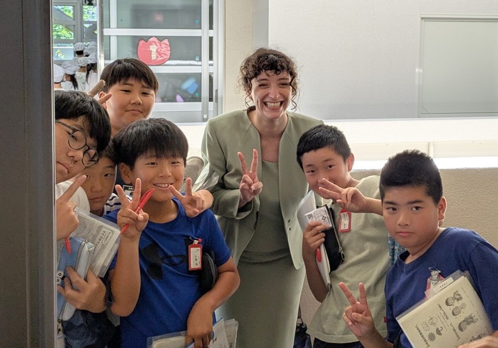 SwissEmbassyJP's tweet photo. 吹田市の小学生にスイスの魅力をご紹介🇨🇭✨

大阪府吹田市とスイスはこれまで、大阪・関西万博のスイス政府代表部メンバーの吹田の盆踊り大会への参加、在日スイス大使館ブラウン公使の平和シンポジウムでの登壇などを通して、深いつながりを育んできました🤝

本交流の一環として、7月10日・13日、大使館職員が市内の小学校3校を訪問し、6年生の皆さんにスイスの文化を紹介しました🎒スイスの言語やチーズに関するクイズなどで盛り上がり、教室は子どもたちの笑顔でいっぱいに😊

交流が次の世代へと広がっていくのは、私たちにとっても大きな喜びです🕊️🤝
#吹田市